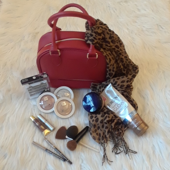 Elizabeth Arden Handbags - TAKE 1/2 OFF Elizabeth Arden New York Makeup Bag👝